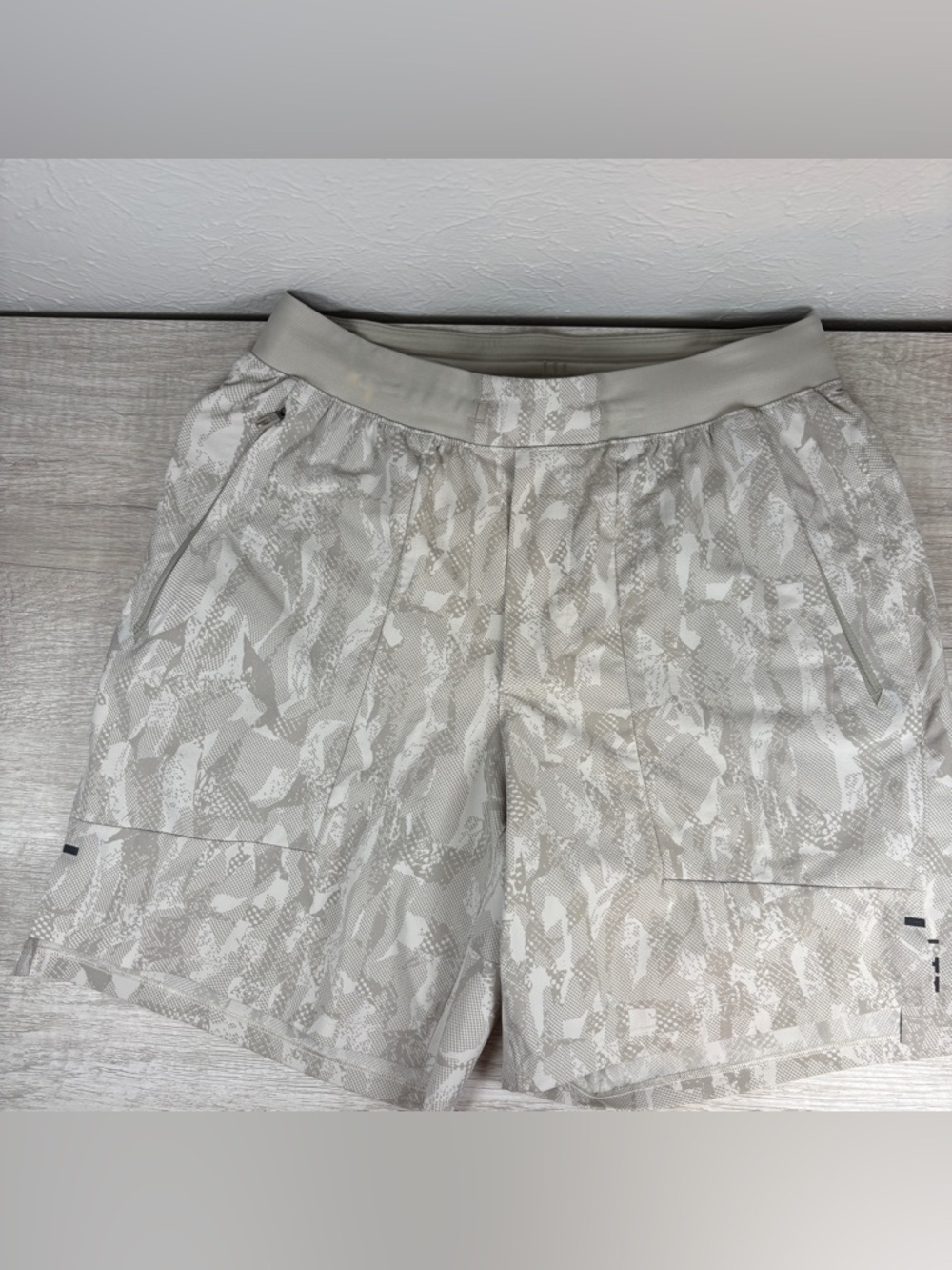 Lululemon Shorts Mens M Medium Gray Printed THE Linerless Gym Train Workout